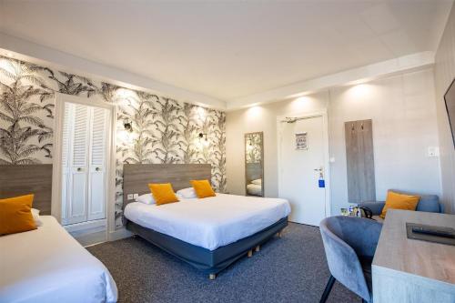 1 double bed, 1 twin bed