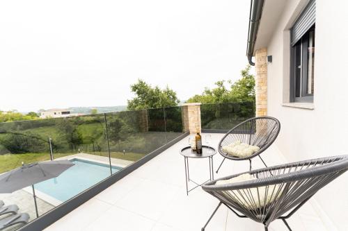 شرفة/ تراس, Istra 3 bedroom Villa & pool Retreat in Sveti Bartul