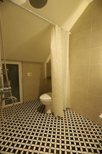 Queen Room image 6