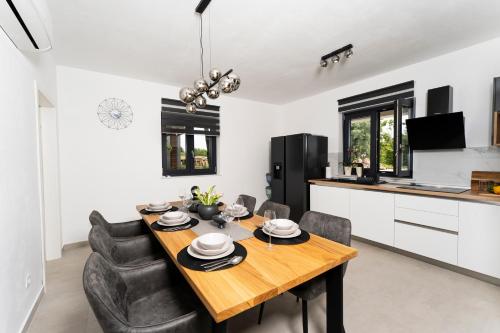 Istra 3 bedroom Villa & pool Retreat in Sveti Bartul