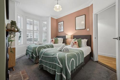 4 Bed Stunning Chic Open Plan Southsea Townhouse, Free On-Street Parking, with XBox and BBQ, Perfect for Groups! - by Blue Puffin Stays