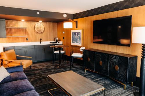 The Trail Hotel - image 13