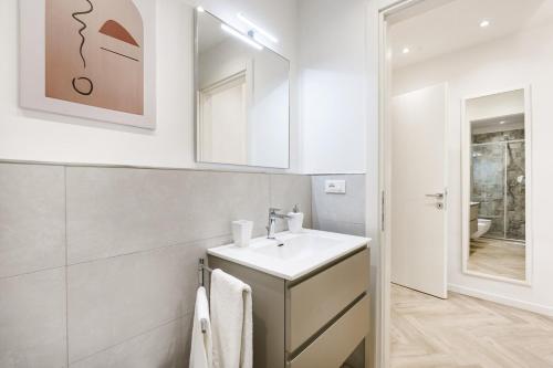 Two-Bedroom Deluxe Apartment image 2