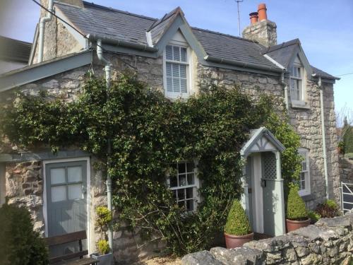 Storehouse Cottage in Penrhyn Bay