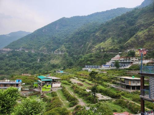 Down Hill Homestays in Ram Gaon