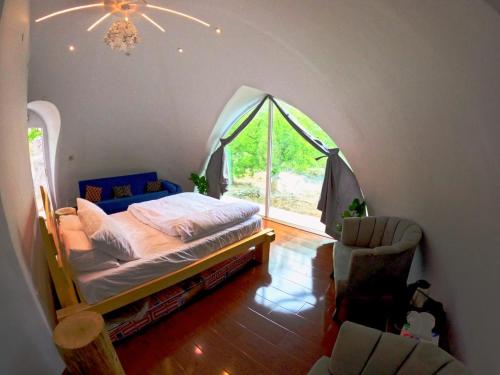 Deluxe Room (2 Adults + 1 Child) image 6