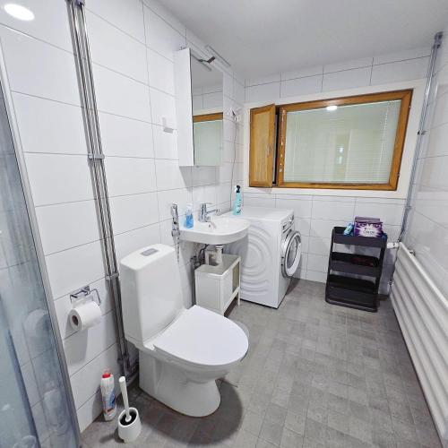 Cozy 2-Bedroom Apartment- 300m to Metro & Shops, Helsinki (photo 11)