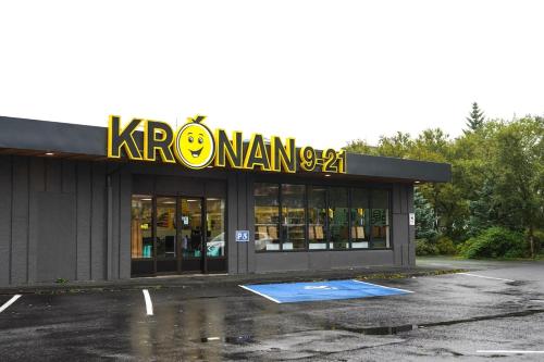 Cozy modern flat in suburb near center in Árbær