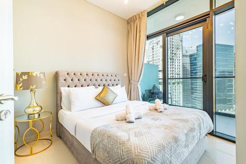 Glamorous 1BR in Business Bay - Balcony with Skyline Views, Dubaj