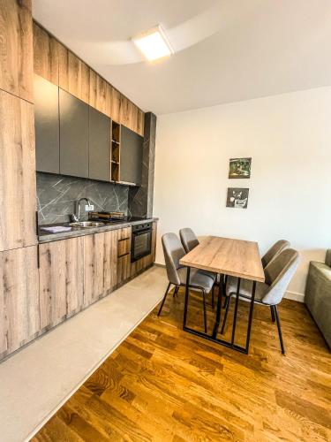 Deluxe One-Bedroom Apartment with Garden View image 10