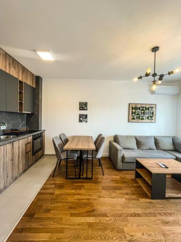 Deluxe One-Bedroom Apartment with Garden View image 9