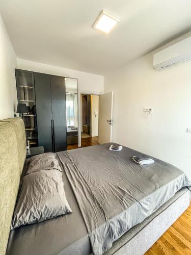 Deluxe One-Bedroom Apartment with Garden View image 6