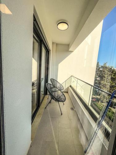 Deluxe One-Bedroom Apartment with Garden View image 5