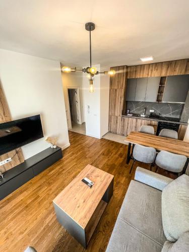 Deluxe One-Bedroom Apartment with Garden View image 4