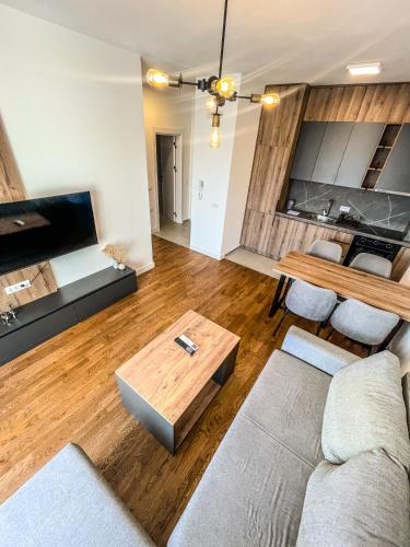 Deluxe One-Bedroom Apartment with Garden View image 3
