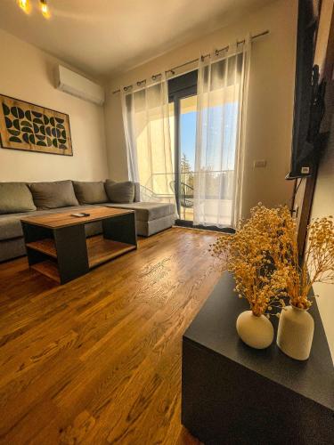 Deluxe One-Bedroom Apartment with Garden View image 2
