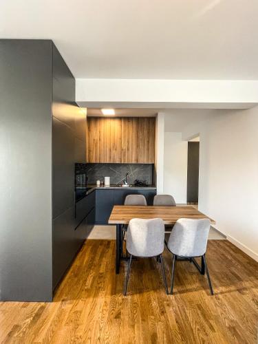 Deluxe Two-Bedroom Apartment with Garden View image 9