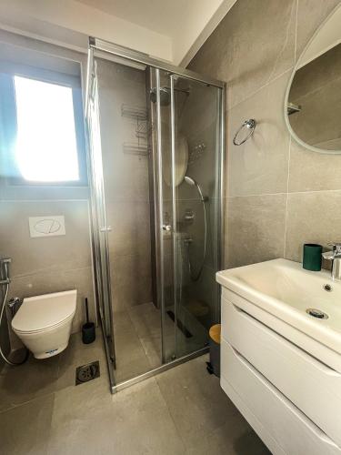 Deluxe Two-Bedroom Apartment with Garden View image 7