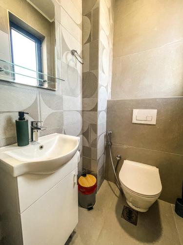 Deluxe Two-Bedroom Apartment with Garden View image 6