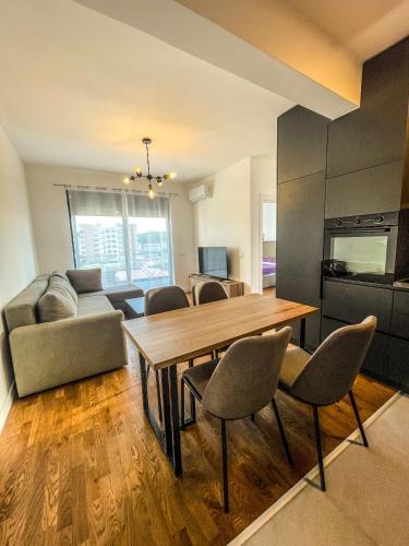 Deluxe Two-Bedroom Apartment with Garden View image 4