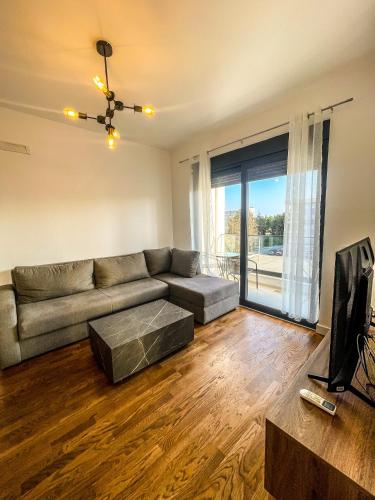 Deluxe Two-Bedroom Apartment with Garden View image 2