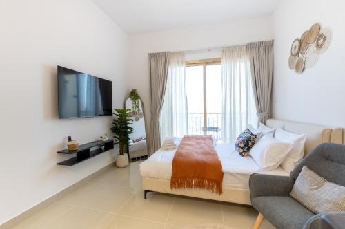 Serene studio apartment with Burj Khalifa view in Jumairah Village Circle JVC, Dubái