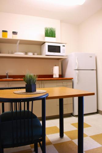 Kitchen, Hotel Residence de La Cite in Gloucester