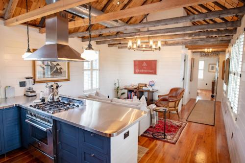 The Charlestonian near Aiken Rhett Ház