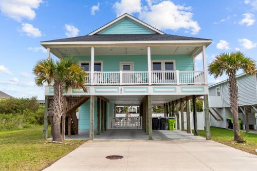 Beachside Charm Pool Spa & 3-Min Walk to Shore