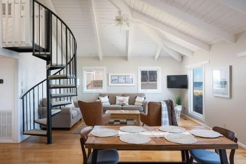 Oceanfront with Panoramic Views Newly Renovated