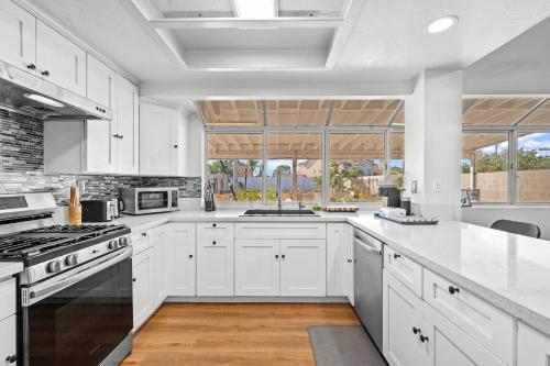 Stylish Home w Full Kitchen Garage Backyard in Valinda (CA)