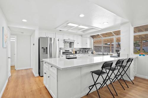Stylish Home w Full Kitchen Garage Backyard in Valinda (CA)