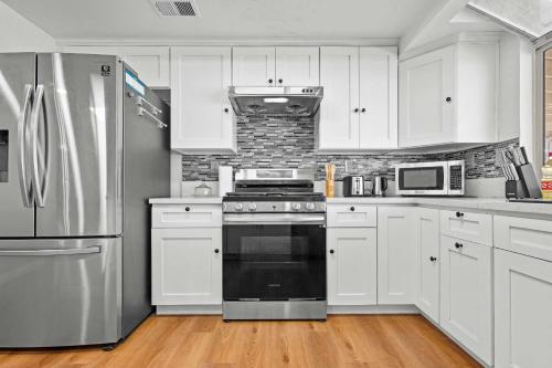 Stylish Home w Full Kitchen Garage Backyard in Valinda (CA)