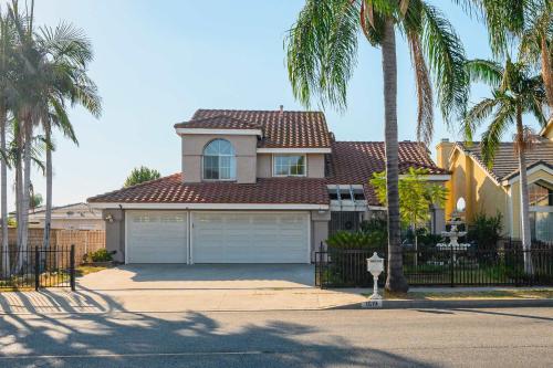 Stylish Home w Full Kitchen Garage Backyard in Valinda (CA)