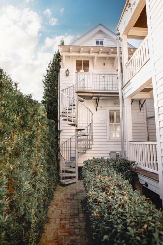 The Charlestonian - image 10