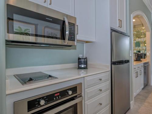 Windsor Lodge Unit 20, studio, 1BR 1BA close to the beaches, pool access in Osprey (Florida)