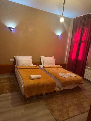 2 queen beds
