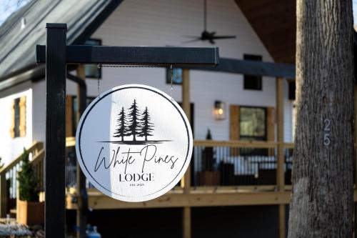 White Pines Lodge- Wooded Retreat