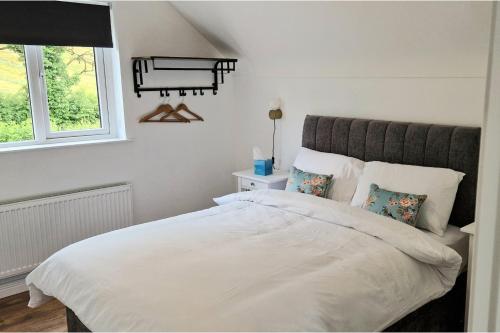 2 Bed cottage-Sleeps 4-Private Garden-Parking in Irvinestown