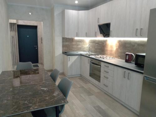 Apart-hotel in Avalon on Chornovola St in ปิดซัมเช