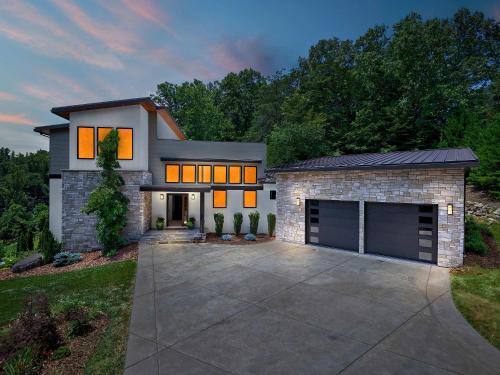 Luxe 5BR with Home Theater, Pool Table and Firepit