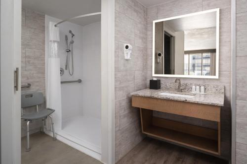 King Suite - Mobility Access/Non-Smoking image 2