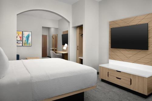 Holiday Inn Express Hotel & Suites DFW West - Hurst By IHG in Херст