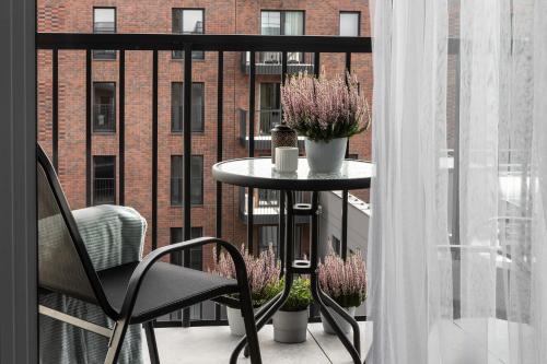 NEW #Madalińskiego57 - city center, new bulding, 2 bedrooms, 2x double beds and a fold-out sofa, separate kitchen, air conditioning, balcony, underground parking, self check in 24h, internet, Netflix, coffee machine, washing machine,1 km to the railway, Wrocław (photo 6)