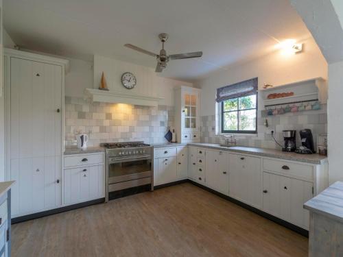 Kitchen, villa w electric charging  parking in Callantsoog