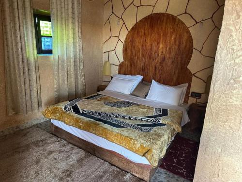 1 queen bed, 5 sofa beds