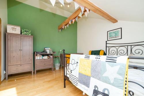 Bright and airy apartment in unique suburb - image 13