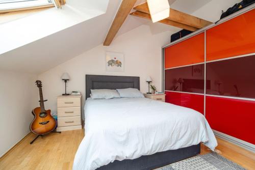 Bright and airy apartment in unique suburb - image 14
