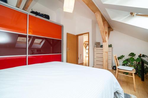 Bright and airy apartment in unique suburb - image 4