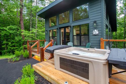 Smoky Mountain Dove | Hot Tub, Firepit, Fireplace, Sevierville